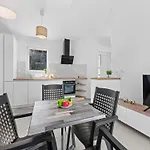 Attractive In With Terrace Apartment Peroj