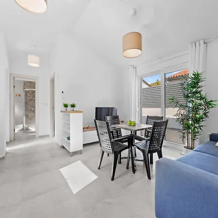 Apartamento Attractive In With Terrace Peroj