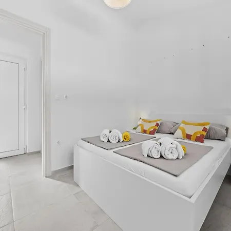 Attractive In With Terrace Apartment *