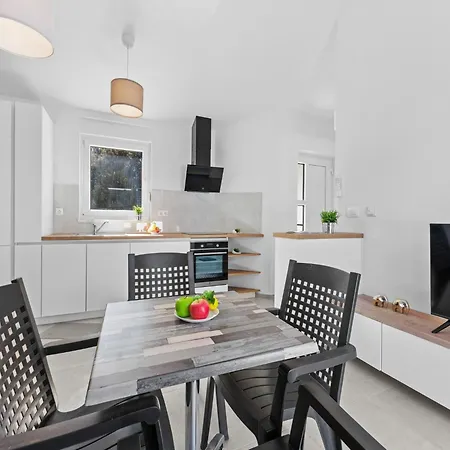 Attractive In With Terrace Apartment Peroj